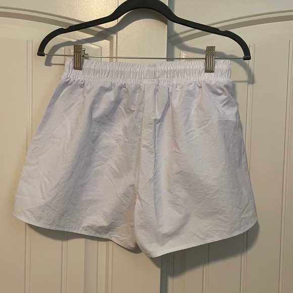 NWOT Alo Yoga alumni Short white size small - Picture 6 of 6